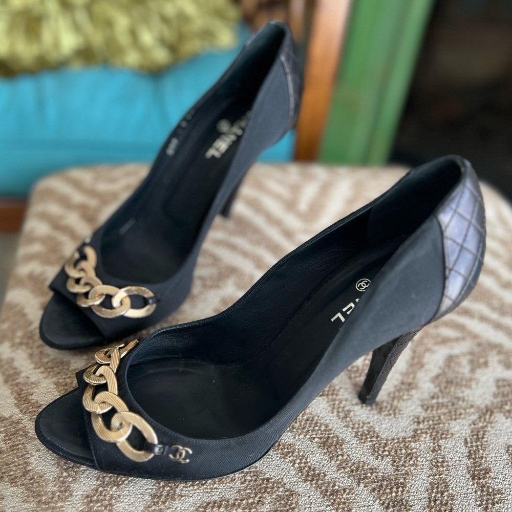 CHANEL black & gold detail chain heels peep toe leather shoes - Picture 16 of 16